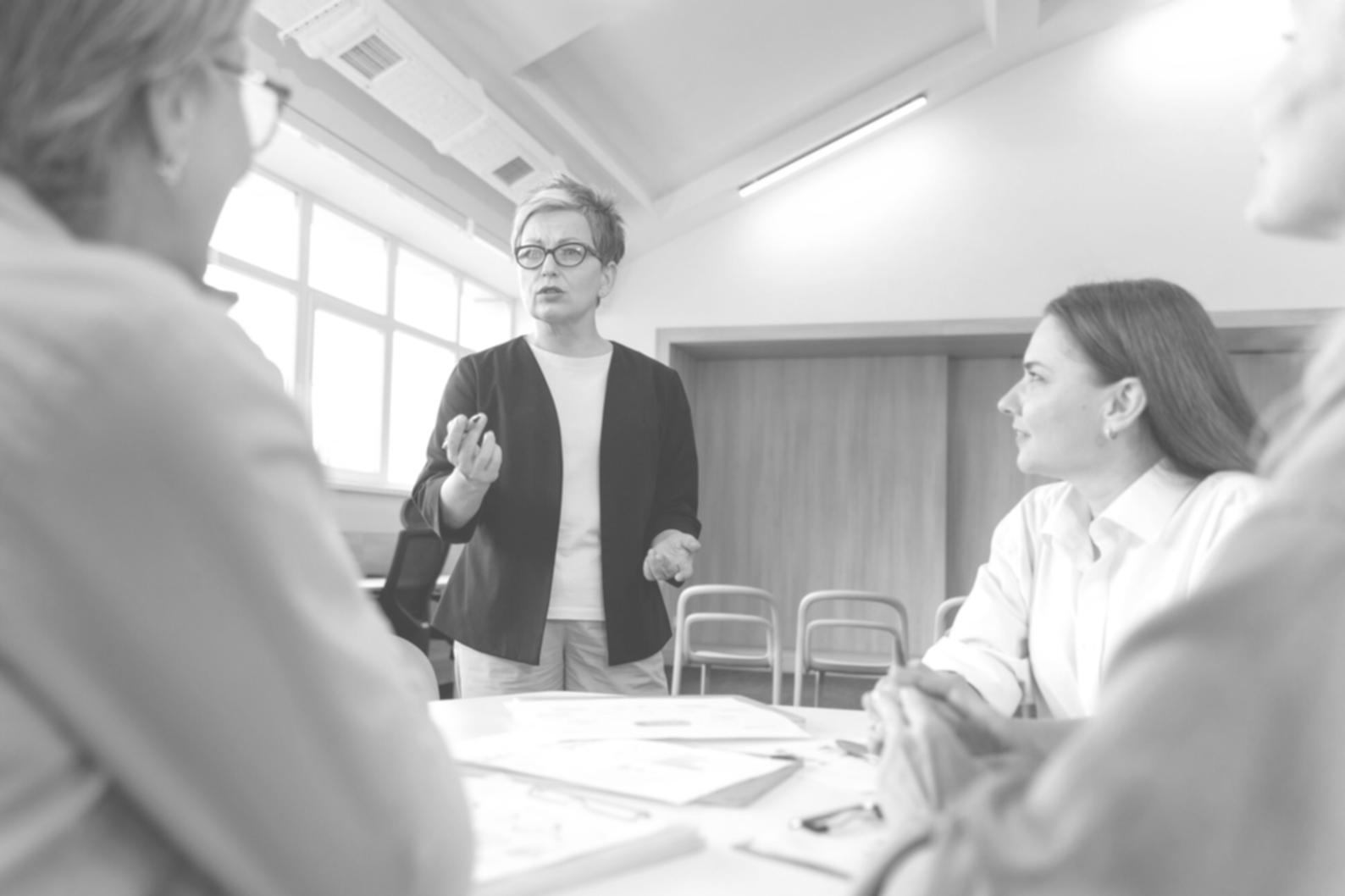 Persona trabajando en planificación financiera personal