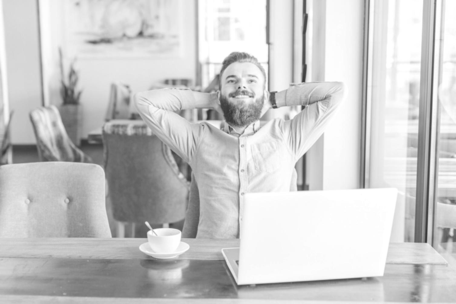 Sesión de análisis financiero con casos prácticos en aula de formación