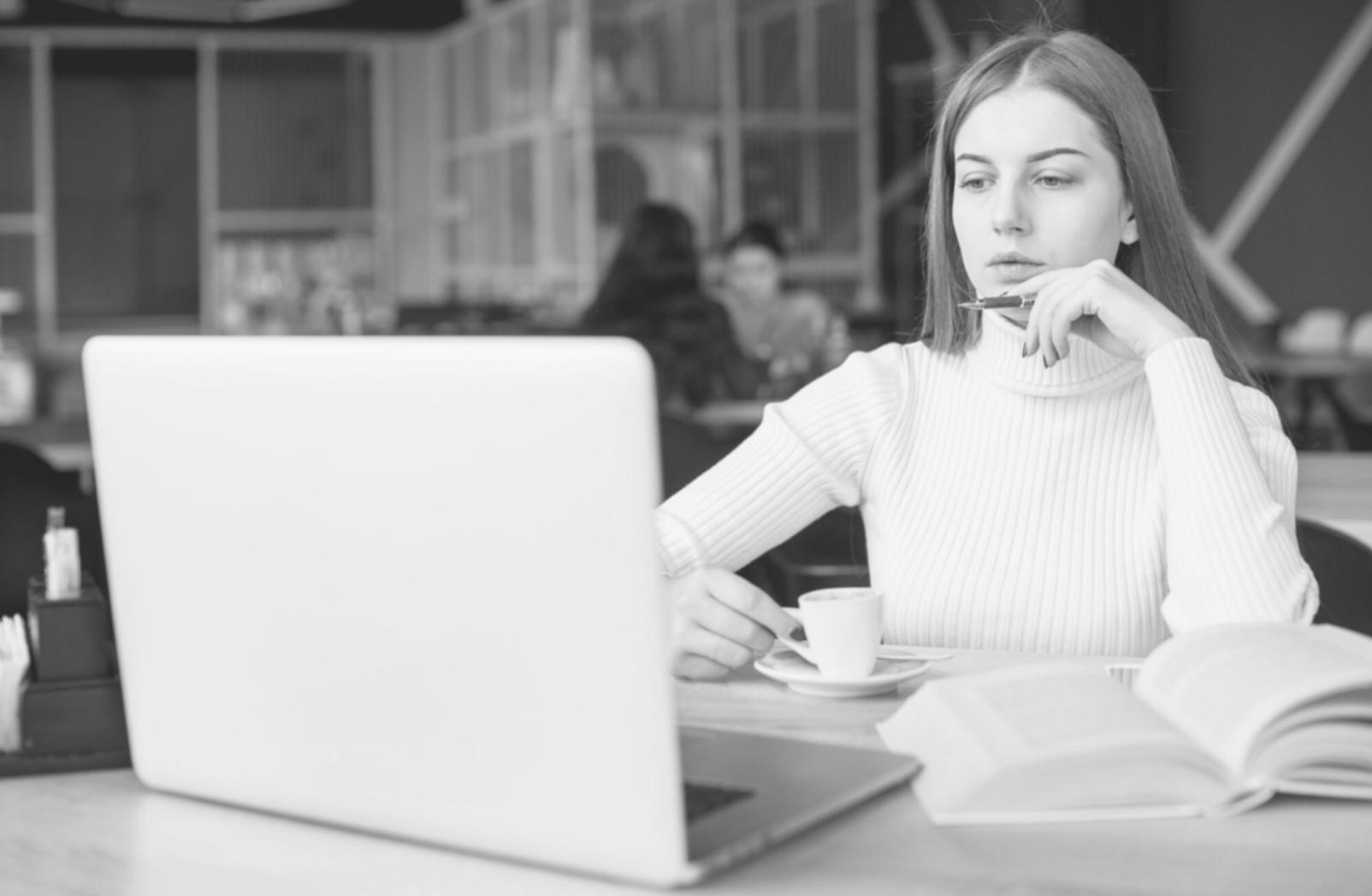 Persona organizando finanzas personales