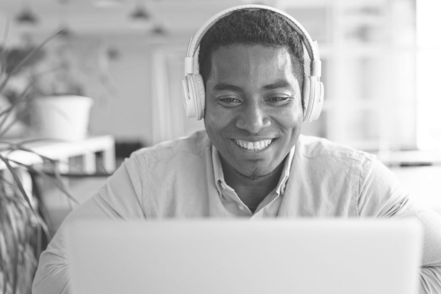 Profesionales financieros colaborando en desarrollo de programas educativos